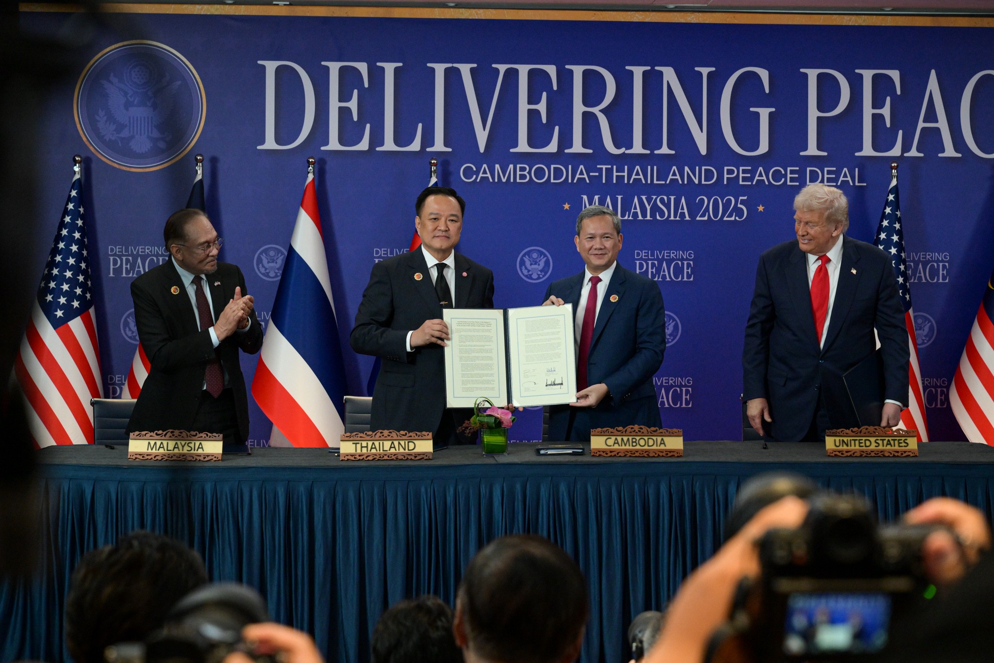 สันติภาพไทย-กัมพูชา “อนุทิน-ฮุนมาเนต”ลงนามแล้ว “ทรัมป์-อัลวาร์”พยาน!!